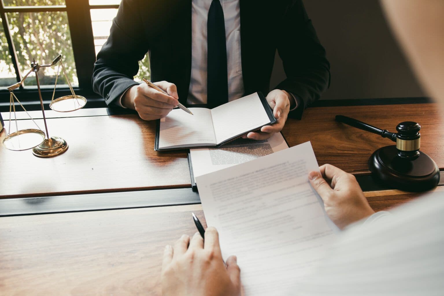 une personne tenant un stylo et du papier