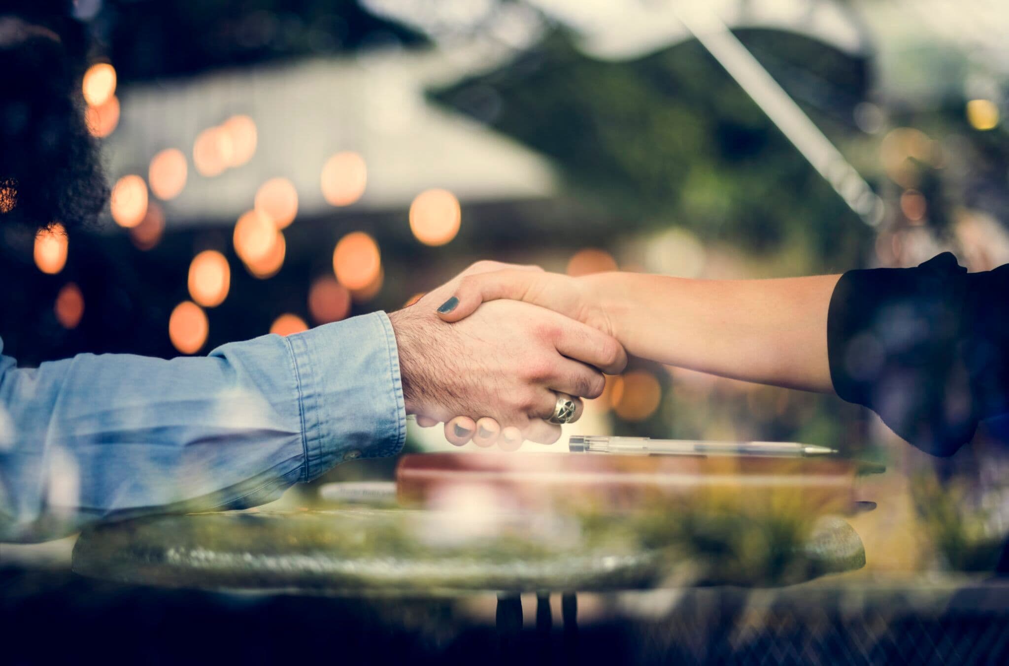 Gros plan sur une poignée de main